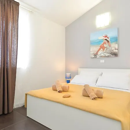 Sleeps 12 Pool Air Con Wifi * Tomisici