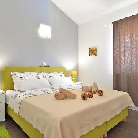 Sleeps 12 Pool Air Con Wifi Tomisici