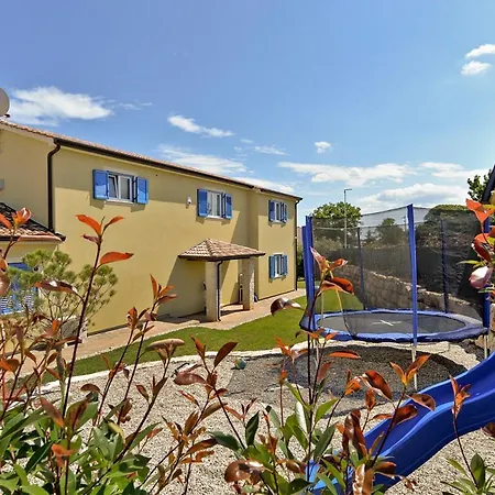 Villa Sleeps 12 Pool Air Con Wifi *