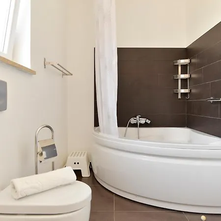 Sleeps 12 Pool Air Con Wifi * Tomisici