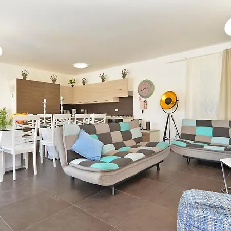 Villa Sleeps 12 Pool Air Con Wifi *
