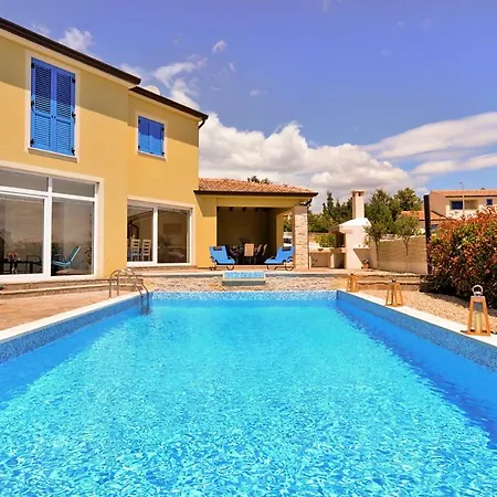 Villa Sleeps 12 Pool Air Con Wifi Tomisici