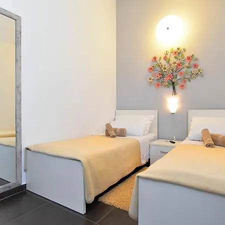 Sleeps 12 Pool Air Con Wifi