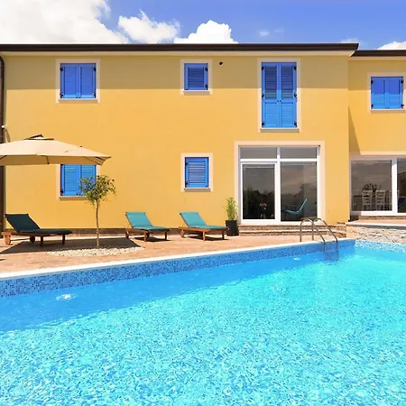 Villa Sleeps 12 Pool Air Con Wifi
