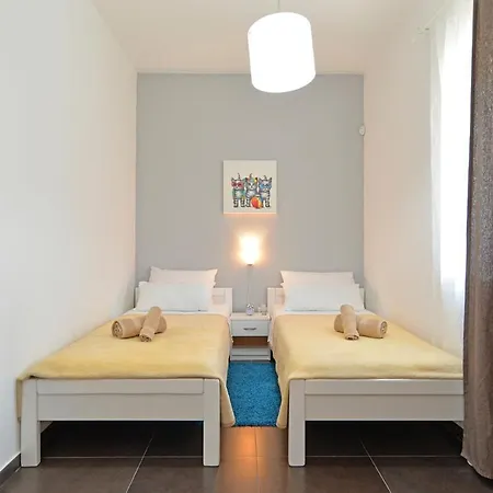 Sleeps 12 Pool Air Con Wifi *