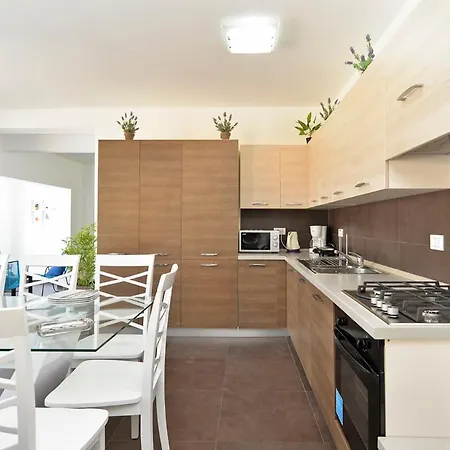 Sleeps 12 Pool Air Con Wifi * Tomisici