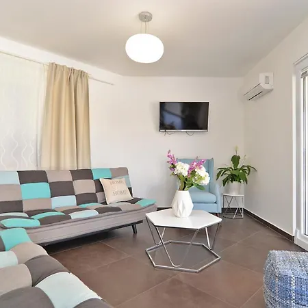 Sleeps 12 Pool Air Con Wifi Villa Tomisici