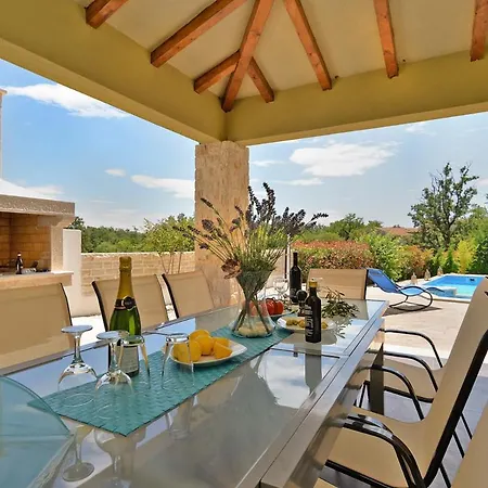 Villa Sleeps 12 Pool Air Con Wifi *