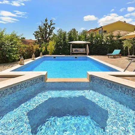 Sleeps 12 Pool Air Con Wifi